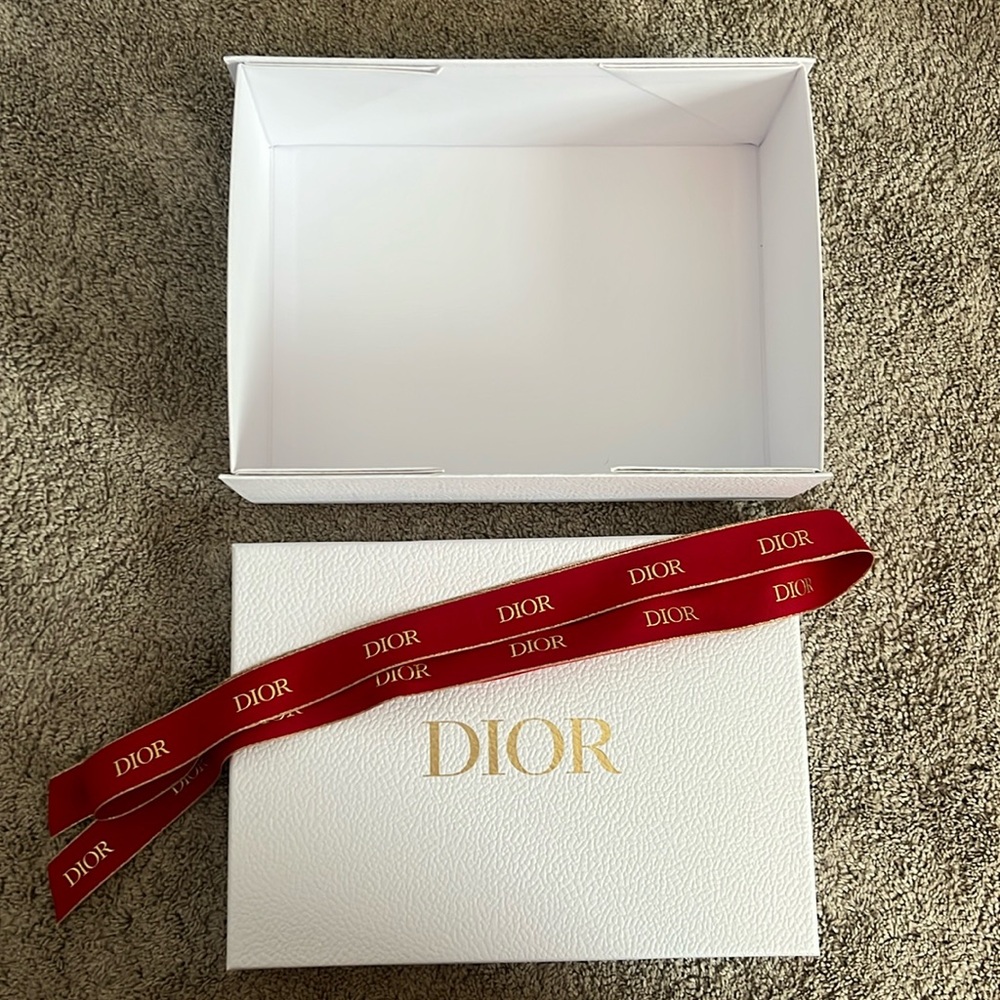 Dior Gift Box with Ribbon
FREE with $100 beauty purchase from my closet!